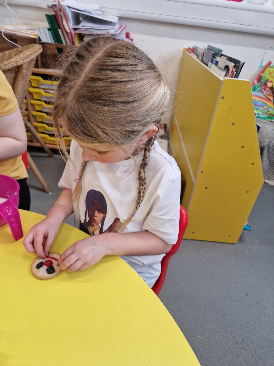 BubsyTownhill's tweet photo. #tcsyear1 have decorated Red Nose Day biscuits this afternoon!🔴🥰 #TCSHW #tcspupilvoice #ComicRelief #RedNoseDay https://t.co/8lFa0fqIXT