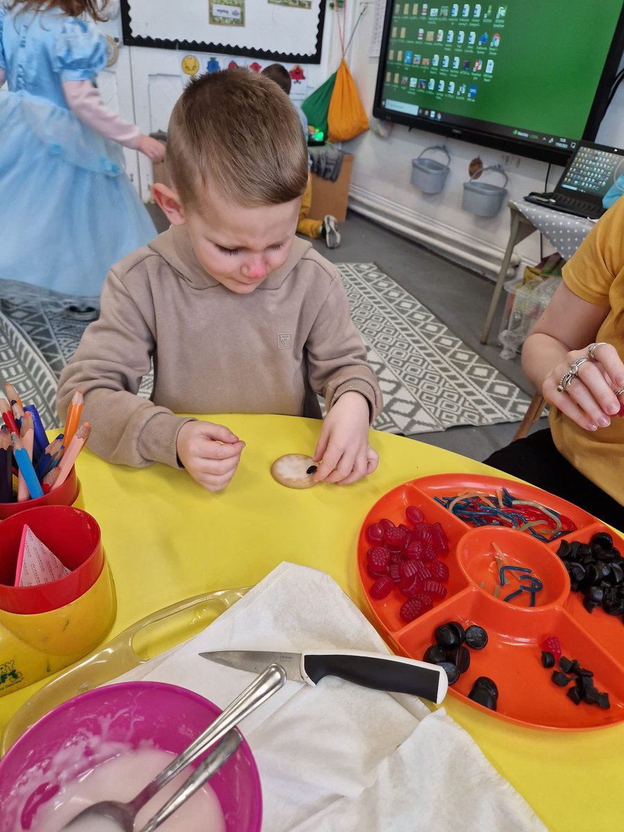 BubsyTownhill's tweet photo. #tcsyear1 have decorated Red Nose Day biscuits this afternoon!🔴🥰 #TCSHW #tcspupilvoice #ComicRelief #RedNoseDay https://t.co/8lFa0fqIXT