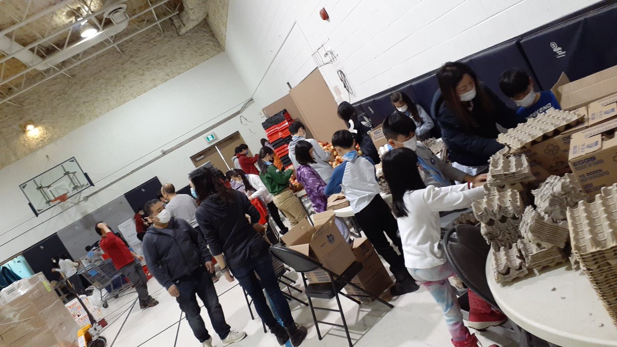 22ndMarkham's tweet photo. Over 55 youths and their families served in #foodbank during March Break. We helped from setup, sorting, distributing, all the way to clean up the venue. Youths raised $160.00 and 10 lbs of food for the foodbank within a week. Great Job!

#scoutscanada #ScoutsDoStuff #DoGoodTurn https://t.co/yDxebS0uob