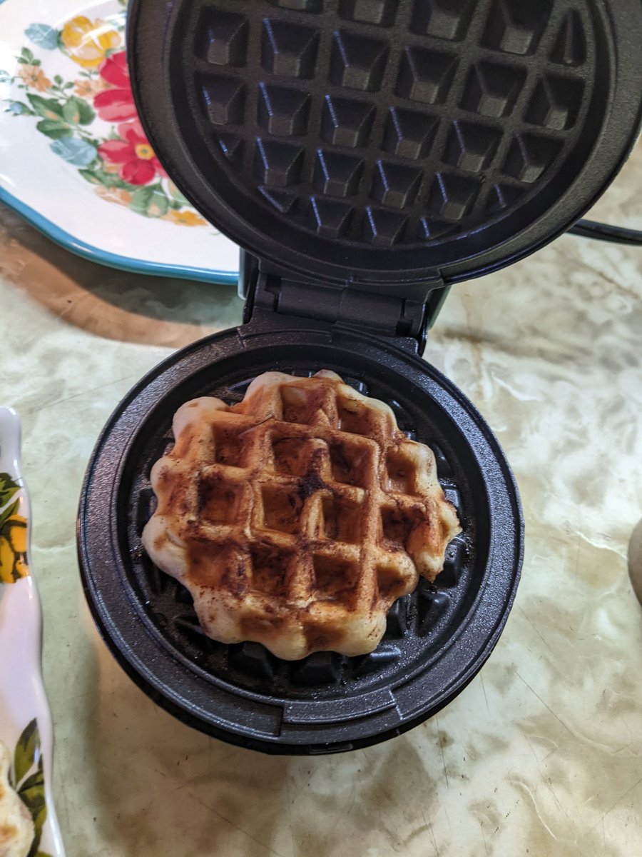 dfteach's tweet image. Cinnamon roll waffles. Yum.
#SpringBreak #FridayFeeling 
#miniwafflemaker #iwishihadbacon #breakfast