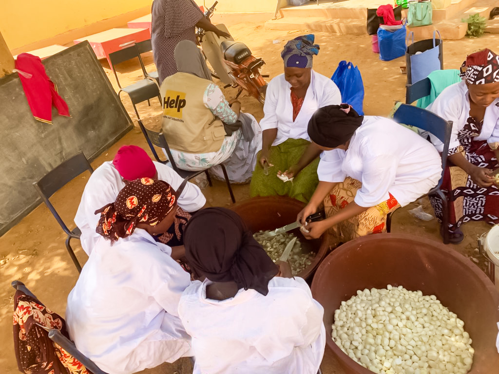 help_mali's tweet photo. Dans le cadre du projet #PAPSE_GIZ, #Help a renforcé les capacités de 15 membres du comité de gestion du centre multifonctionnel des femmes de #Sebougou en technique de séchage d'oignon du 14 au 16 mars 2023.
Avec l'appui financier de @giz_gmbh https://t.co/Kc27T4GhaY