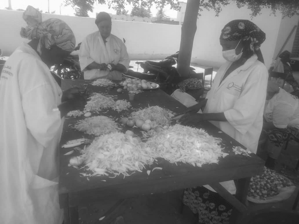 help_mali's tweet photo. Dans le cadre du projet #PAPSE_GIZ, #Help a renforcé les capacités de 15 membres du comité de gestion du centre multifonctionnel des femmes de #Sebougou en technique de séchage d'oignon du 14 au 16 mars 2023.
Avec l'appui financier de @giz_gmbh https://t.co/Kc27T4GhaY