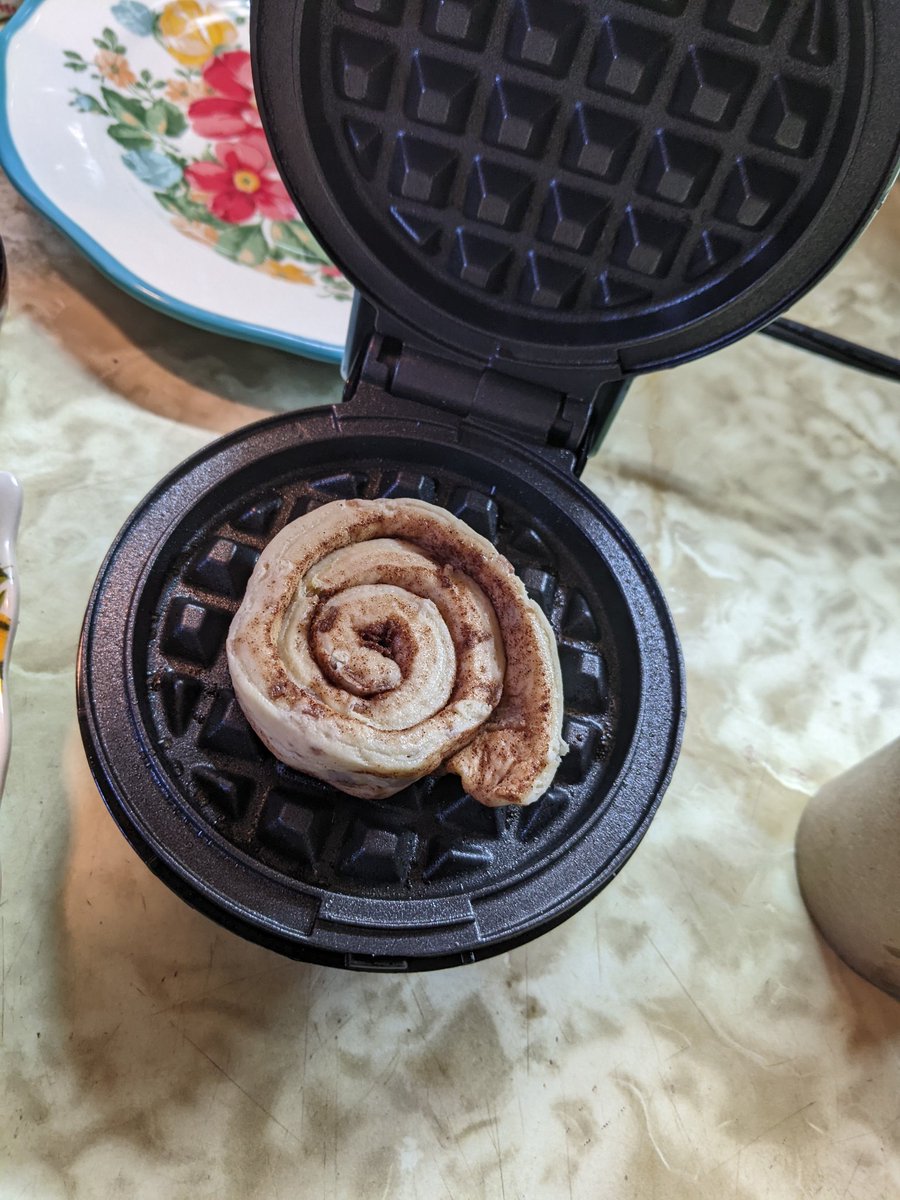 dfteach's tweet image. Cinnamon roll waffles. Yum.
#SpringBreak #FridayFeeling 
#miniwafflemaker #iwishihadbacon #breakfast