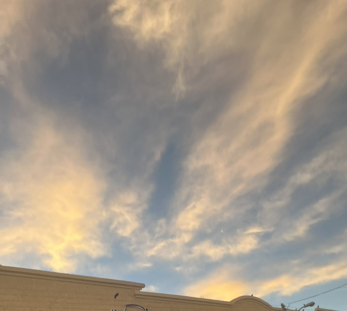 Alejandrafju's tweet photo. El cielo siempre tan lindo desde el amanecer hasta el anochecer, igual que su Creador 🥰
#Amanecer #Trc #JesúsEnUNIFE35 #Cielo #Viernes #PenseAlém https://t.co/h8MlKNMIf2