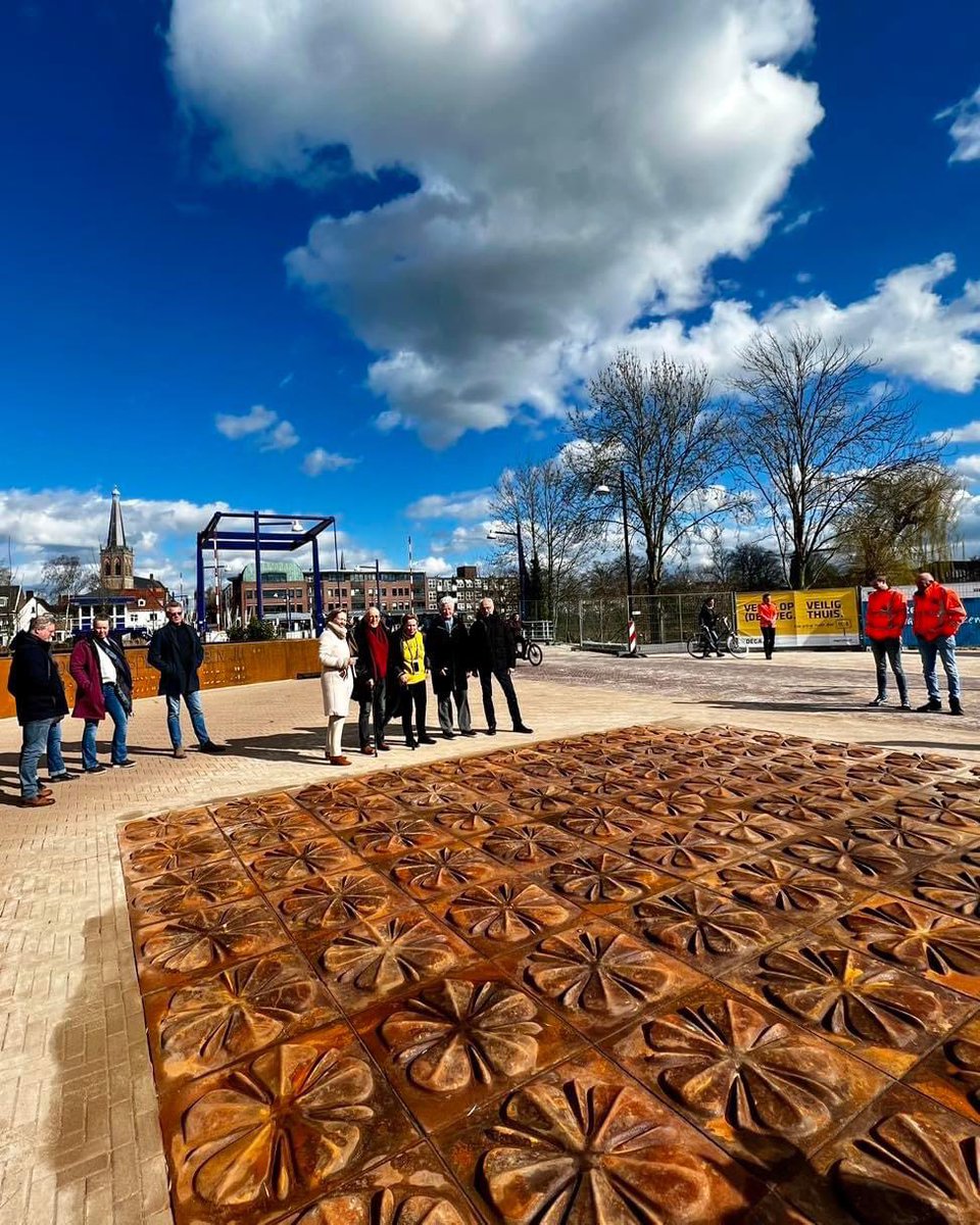 Op 13-03-23 vond de onthulling plaats van de 99 Mispelbloemen in Doetinchem, ontworpen door het kunstenaarsduo Adelheid en Huub Kortekaas.  De 100ste bloem? Dat ben jij...