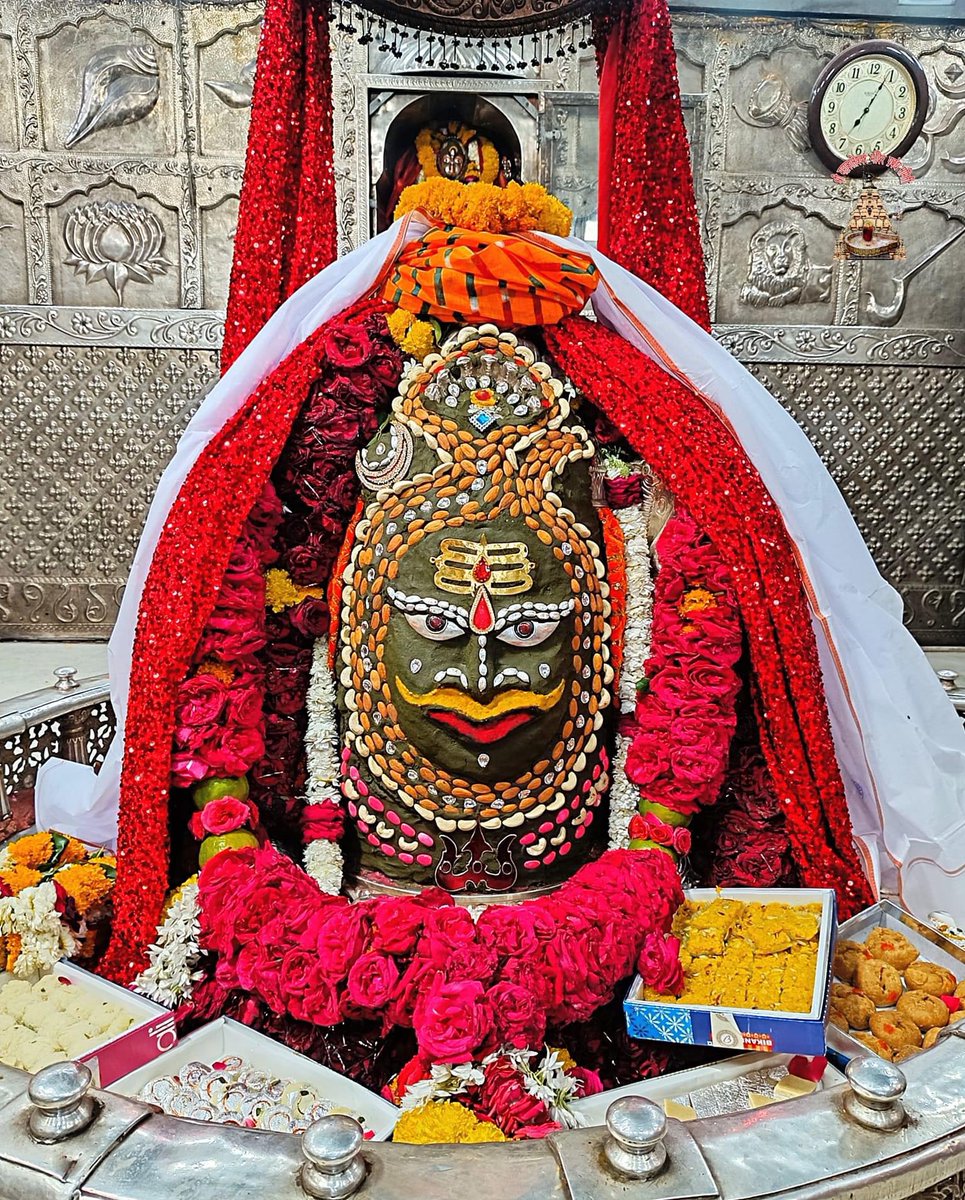 12Jyotirling's tweet photo. श्री महाकालेश्वर ज्योतिर्लिंग जी के आज के संध्या आरती शृंगार दर्शन 17.03.2023 https://t.co/IAAS5f8q85