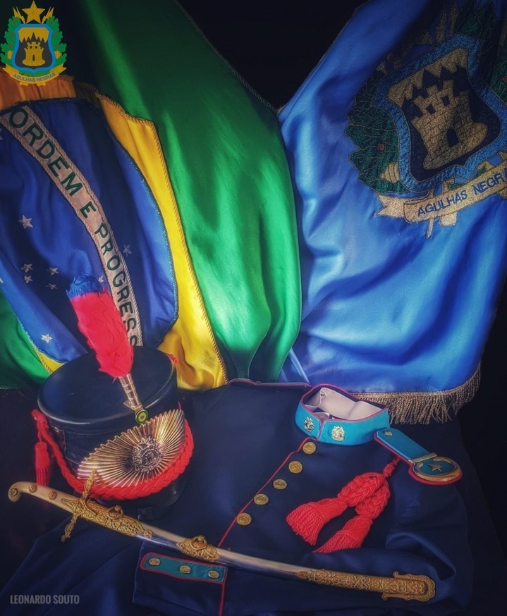 Os símbolos do Cadete de Caxias: o Estandarte do Corpo de Cadetes, o Uniforme 1º A1 (azulão) e o Espadim, ladeando o símbolo mater da nação brasileira: a Bandeira Nacional. 

#aman #acasadocadete #ExercitoBrasileiro