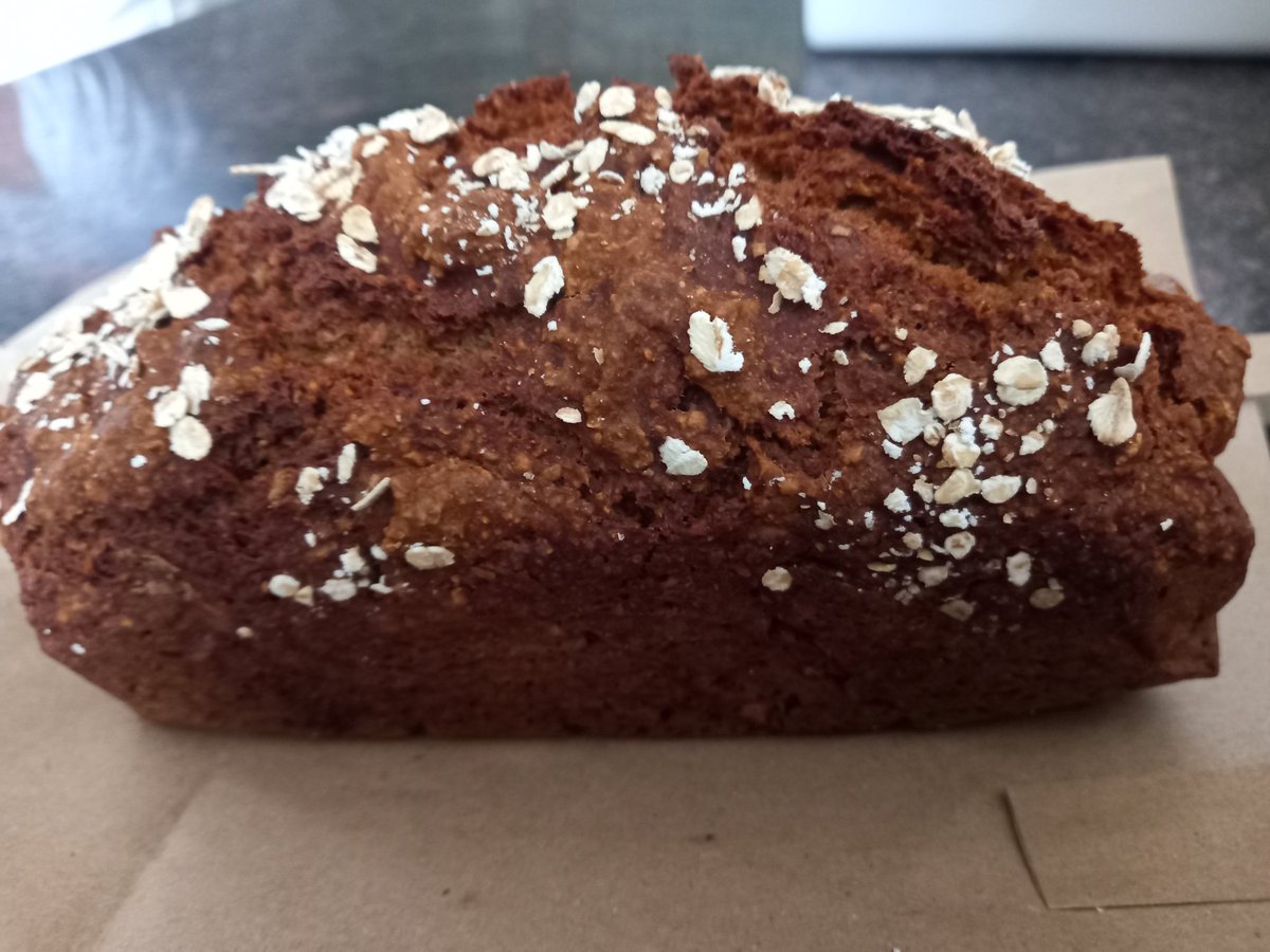 Doorbell rings and my friend <a href="/EckerMatthias/">Bun’s Bakery Coffee & Cake</a> is there with Birthday treats for <a href="/BSpudshack/">#BallymakennyFarmSpudShack</a> 🥰