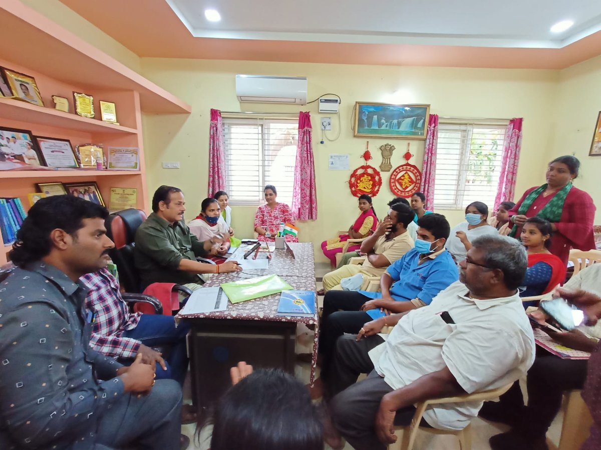 DrKSatishkumar1's tweet photo. @APAHD2023 
#REVIEWMEETING AT AVH KADIAM BY OUR AD SIR DR K SATYANARAYANA SIR REGD #SCHEMES https://t.co/U0fTfe306e