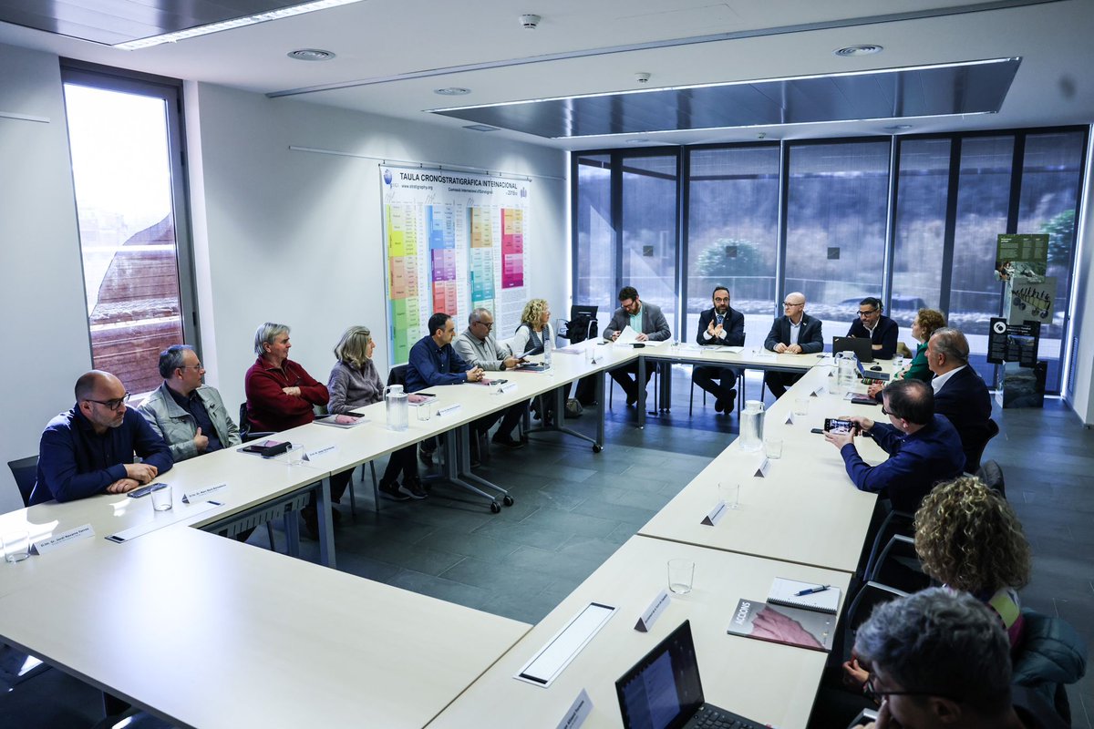 ERCPallarsJussa's tweet photo. 📢El conseller de #Territori @julifernandez ha explicat avui a #Tremp a representants territorials del #Pallars les properes millores entre #ArtesaDeSegre i #Isona
✅El @govern licitarà un nou tram de #Comiols l’estiu vinent, amb pressupost de 14 MEUR.
#Útils
#AlCostatDeLaGent https://t.co/HF9SrQ6vcY