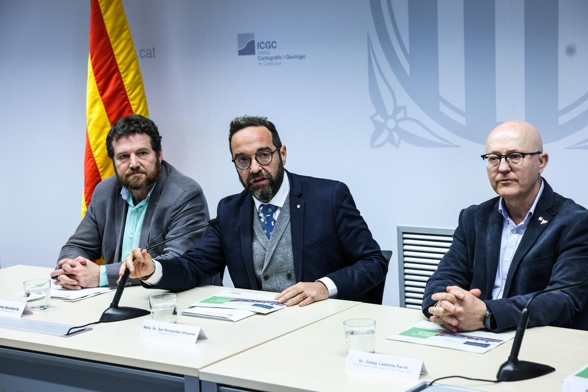 ERCPallarsJussa's tweet photo. 📢El conseller de #Territori @julifernandez ha explicat avui a #Tremp a representants territorials del #Pallars les properes millores entre #ArtesaDeSegre i #Isona
✅El @govern licitarà un nou tram de #Comiols l’estiu vinent, amb pressupost de 14 MEUR.
#Útils
#AlCostatDeLaGent https://t.co/HF9SrQ6vcY