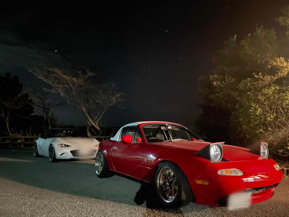 kkryu320's tweet photo. 昨日はバ先の先輩と友人とで
鳴門スカイラインに行ってきました!
初代と現行を同時に見れるのは滅多にない
から珍しいツーショットが撮れました✨
#naロードスター
#ndロードスター
#アバルト595c #595c
#オープンカー https://t.co/DZwYIrJycI