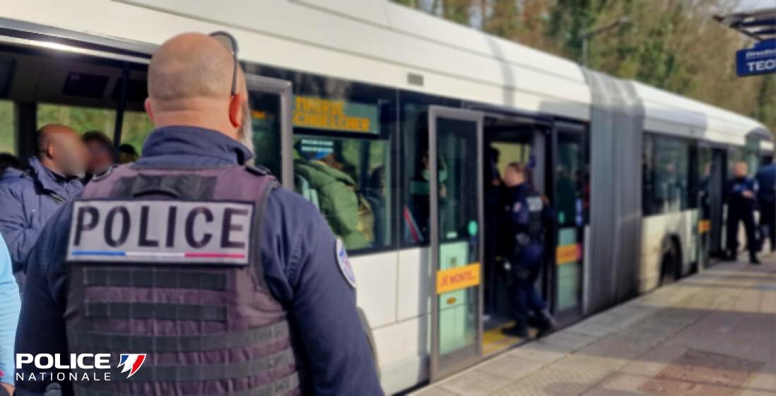 PoliceNat76's tweet photo. [#PatrouillePédestre]

Hier @PoliceNat76 était sur les hauts de @Rouen #QRR pour une #SécurisationTransportsEnCommun avec la Police Municipale et les agents de #TransDevRouen du  @reseauastuce

Toujours actifs pour vous #Protéger https://t.co/VjixQpapO3