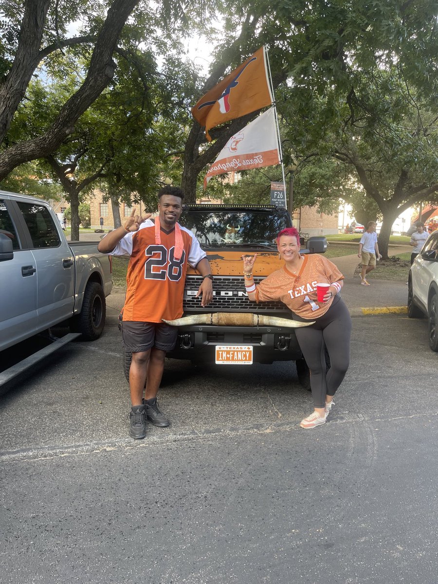 TexasFancyBoots's tweet photo. MallyCat agrees: a vote for Fancy is a vote for Texas.
#HookEm x #VoteFancy https://t.co/nK6wRhARkF