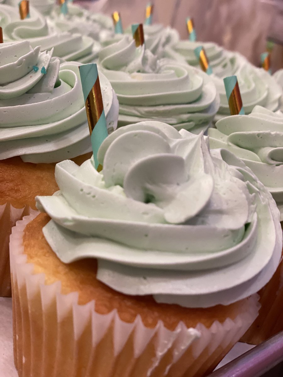 ColossalCle's tweet image. It’s your lucky day! TWO shops downtown full of St Pattys Day Treats 1300 East 9th and 528 Euclid ☘️  Find our third shop at the end of the rainbow full of sugar AND gold in North Olmsted 🌈🧁 check out our #PatsConfetti  #ShamrockCake #ColossalCupcakes #cle