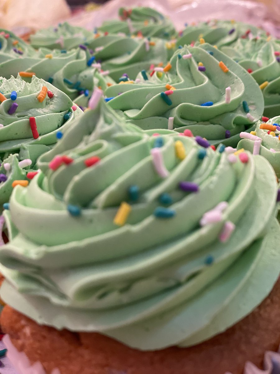 ColossalCle's tweet image. It’s your lucky day! TWO shops downtown full of St Pattys Day Treats 1300 East 9th and 528 Euclid ☘️  Find our third shop at the end of the rainbow full of sugar AND gold in North Olmsted 🌈🧁 check out our #PatsConfetti  #ShamrockCake #ColossalCupcakes #cle