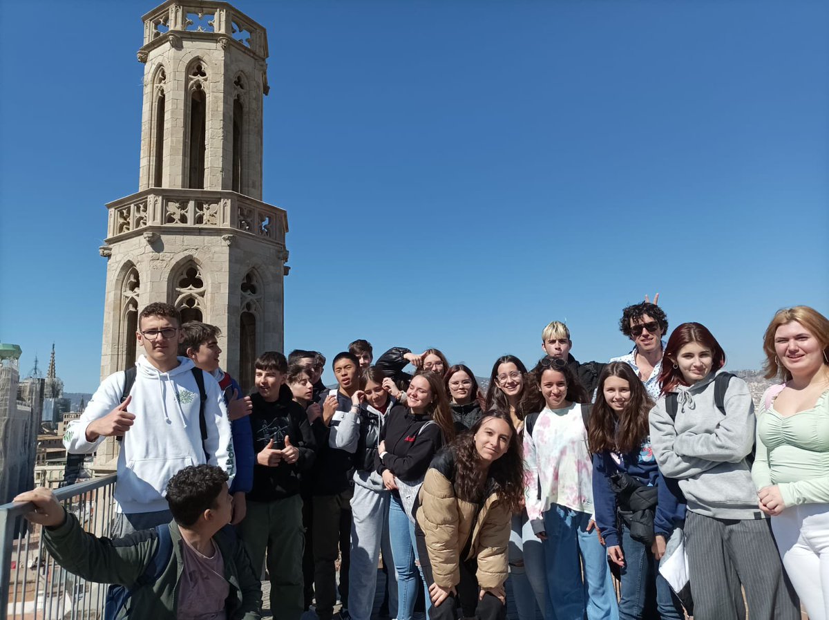 EASESC_AND's tweet photo. Ahir els alumnes de 2n de 2n cicle van realitzar una sortida a Barcelona per assistir al “saló de l’ensenyament”. Es va aprofitar per fer una visita a la Catedral del Mar. Els alumnes van tornar amb moltes idees sobre el seu futur acadèmic. 👩🎓🧑🎓 #easesc #escolaandorrana https://t.co/sMeKMbg395