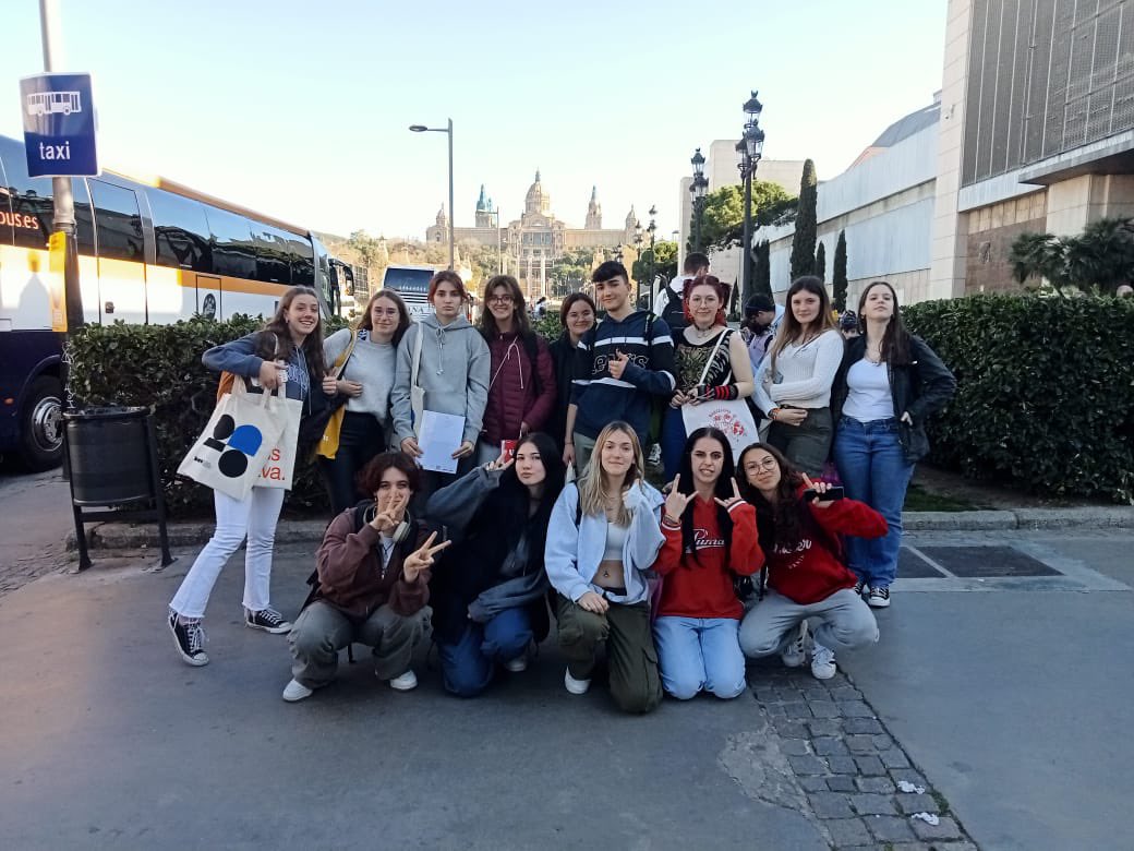 EASESC_AND's tweet photo. Ahir els alumnes de 2n de 2n cicle van realitzar una sortida a Barcelona per assistir al “saló de l’ensenyament”. Es va aprofitar per fer una visita a la Catedral del Mar. Els alumnes van tornar amb moltes idees sobre el seu futur acadèmic. 👩🎓🧑🎓 #easesc #escolaandorrana https://t.co/sMeKMbg395