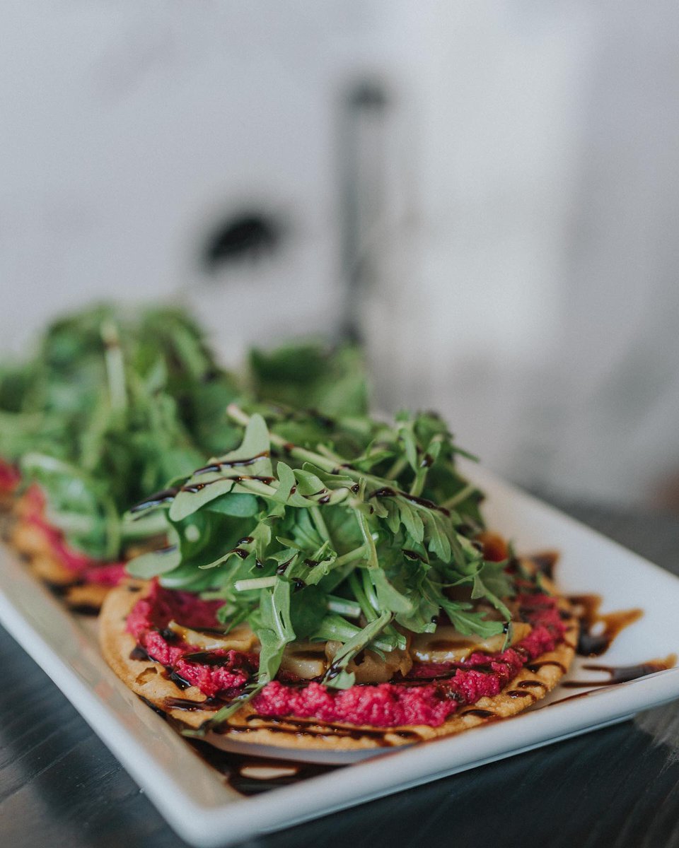 How can anyone not stare at our Pear Tostada? 👀
A delicious garlic-beat hummus, grilled pear, arugula, topped with microgreens and balsamic reduction 🤤 You gotta try 🔥
#rootd #rootdcafe #rootdroasters #restaurant #utah #utahfoodie #utahfood #loveyourcity #lovefood