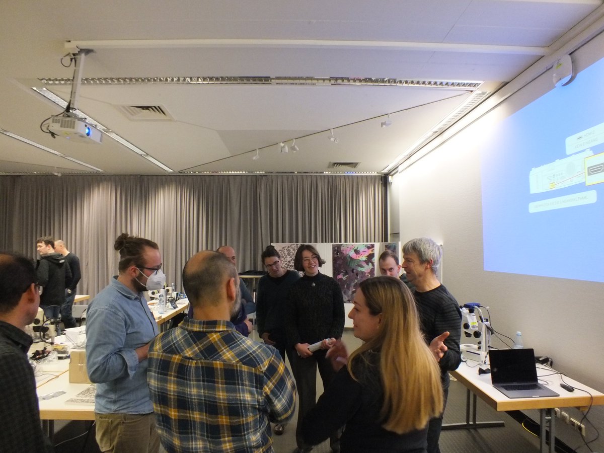 FluegelCourse's tweet photo. The last evening of the #FlügelCourse is usually reserved for discussions on research topics and #thinsections brought by the participants - of course with a little refreshment before ... https://t.co/277tDen9kE