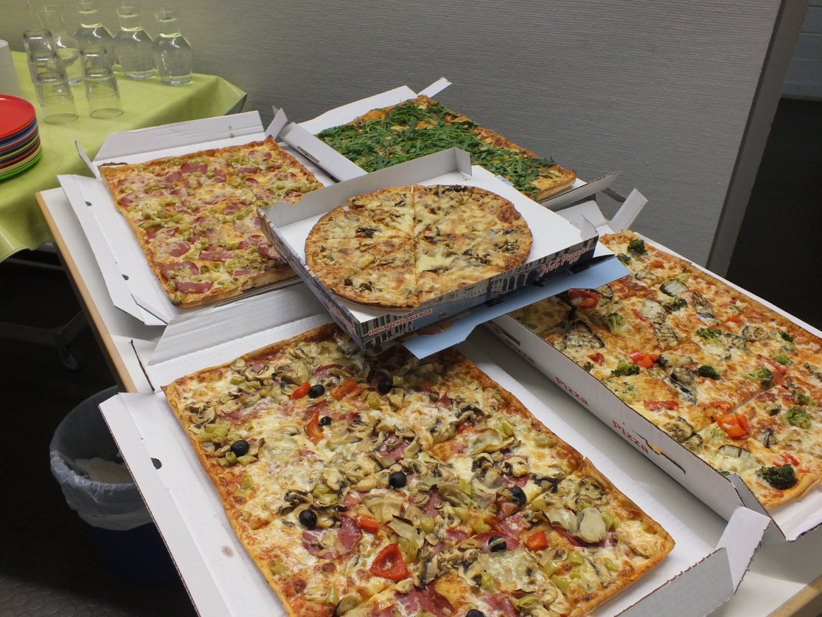 FluegelCourse's tweet photo. The last evening of the #FlügelCourse is usually reserved for discussions on research topics and #thinsections brought by the participants - of course with a little refreshment before ... https://t.co/277tDen9kE