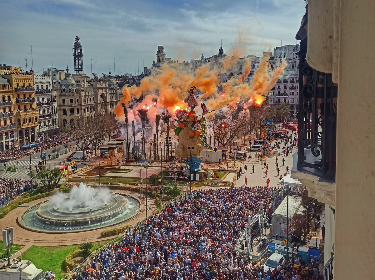 klaram's tweet photo. La #mascletá17 se ha vestido de 🍊
#Fallas23 #ValenciaenFalles https://t.co/38vmwfVaJa