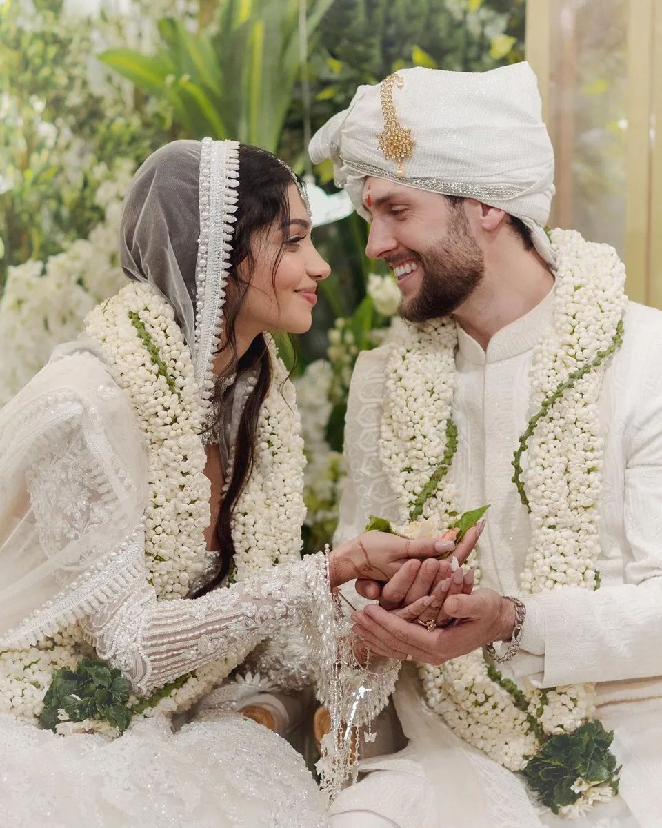 weddingsutra's tweet photo. #AlannaPandey and Ivor's all-white wedding ceremony captured by WeddingSutra Favorite @houseonthecloud was picture-perfect. Swipe left to see highlights from their union.

#alannapanday #ananyapandey #celebritywedding #ivormccray #celebwedding #bollywoodweddings #weddingsutra https://t.co/hj6garBOi4