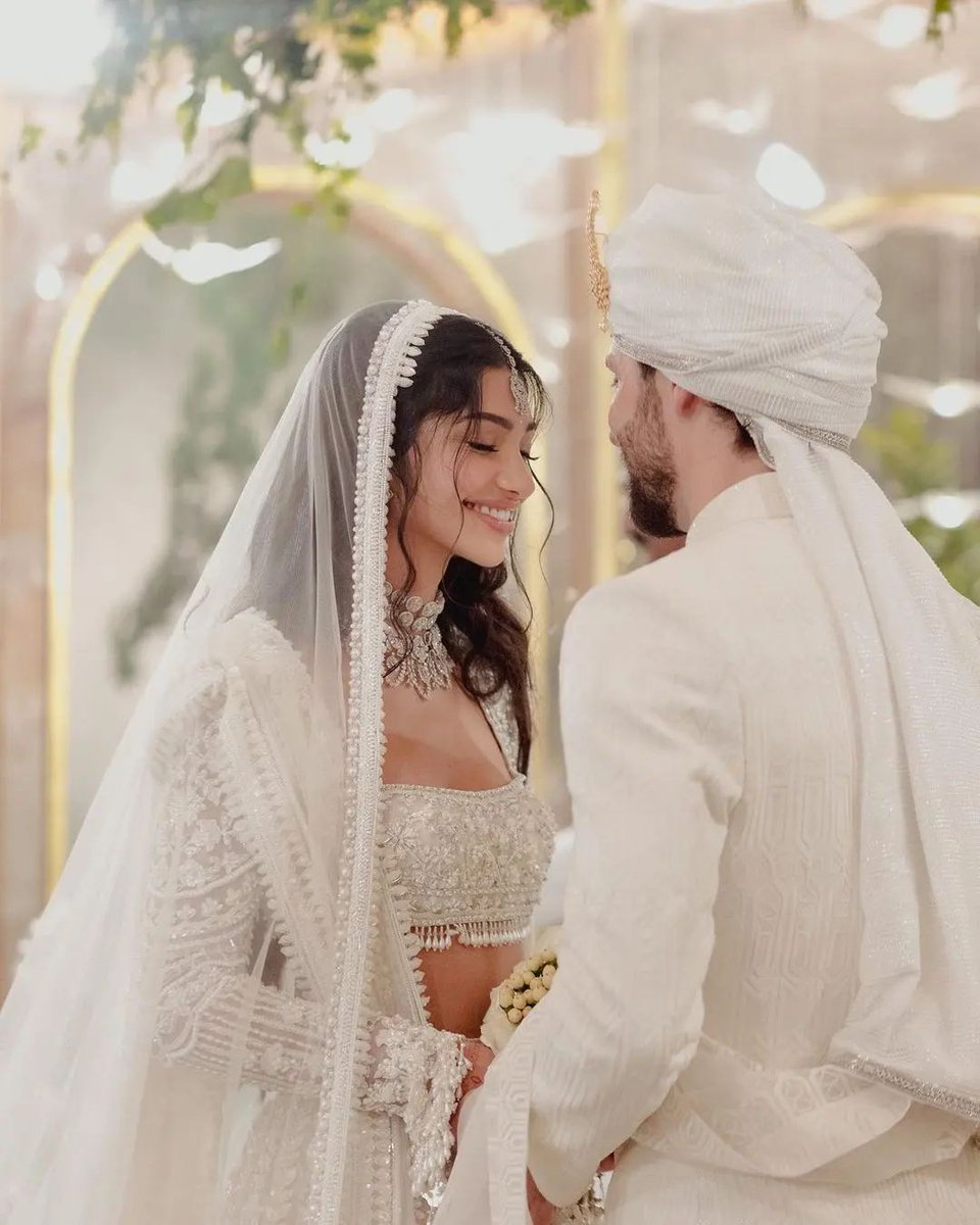 weddingsutra's tweet photo. #AlannaPandey and Ivor's all-white wedding ceremony captured by WeddingSutra Favorite @houseonthecloud was picture-perfect. Swipe left to see highlights from their union.

#alannapanday #ananyapandey #celebritywedding #ivormccray #celebwedding #bollywoodweddings #weddingsutra https://t.co/hj6garBOi4