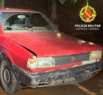 pmdfoficial's tweet image. Quatro assaltantes foram presos em #flagrante por #roubo de veículo. Os homens estariam em fuga de Taguatinga para Samambaia. As equipes do #GTOP tomaram conhecimento e intensificaram o #patrulhamento nas imediações, logrando êxito em recuperar o carro e deter os  indivíduos