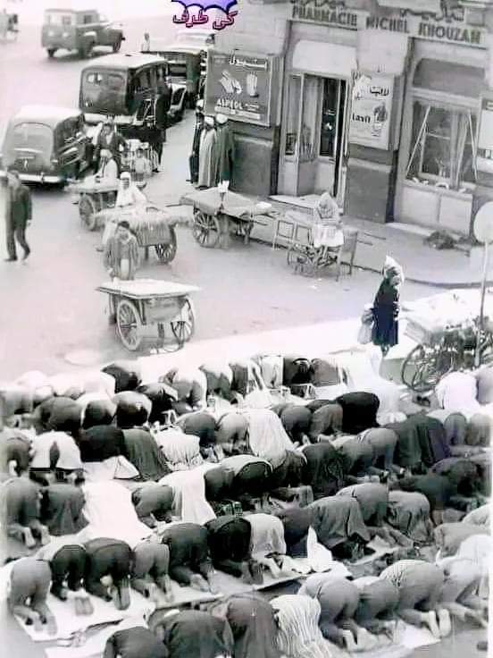hammd04's tweet photo. ये तस्वीर 1940 में क़ाहिरा की है , तस्वीर में मौजूद जो लोग चटाइयों पर नमाज़ जुमा पढ़ रहे हैं ये सब म र गए !

जो लोग अपनी दुकानों, गाड़ियों और रेढ़ियों के आगे नमाज़ पढ़े बग़ैर इंतज़ार में हैं के कब लोग नमाज़ से फारिग़ होंगे और हम अपनी चीज़ें फ़रोख़्त करेगें ये सब भी म र गए!ये सब👇 https://t.co/PqNN2v5e7T