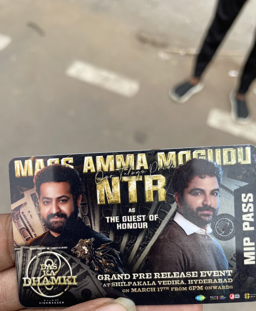TheLeapKandula's tweet image. #EventTime #DasKaDhamki 👊🏻 Mass Amma Mogudu #JrNTR on the way 😎