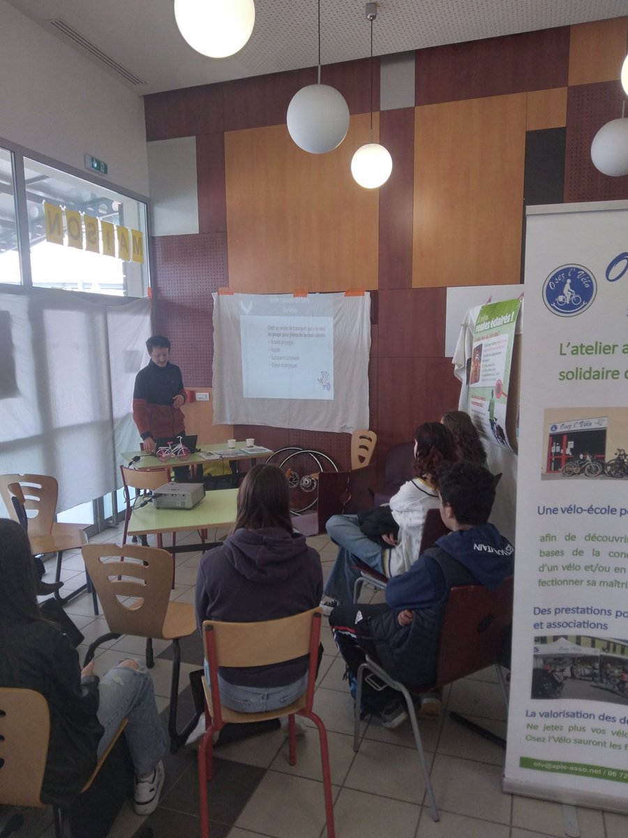 APIE_Velo's tweet photo. 18 classes sensibilisées à la pratique du vélo grâce au forum sécurité routière du lycée l'oiselet à @Bourgoin38300 , 2 jours d'échanges très intéressants https://t.co/biQqAt5AQI