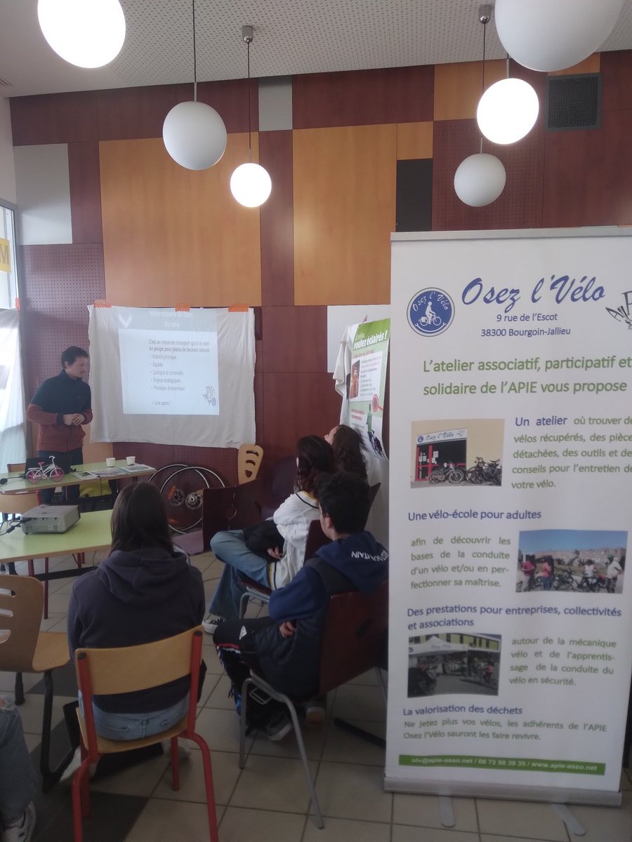 APIE_Velo's tweet photo. 18 classes sensibilisées à la pratique du vélo grâce au forum sécurité routière du lycée l'oiselet à @Bourgoin38300 , 2 jours d'échanges très intéressants https://t.co/biQqAt5AQI
