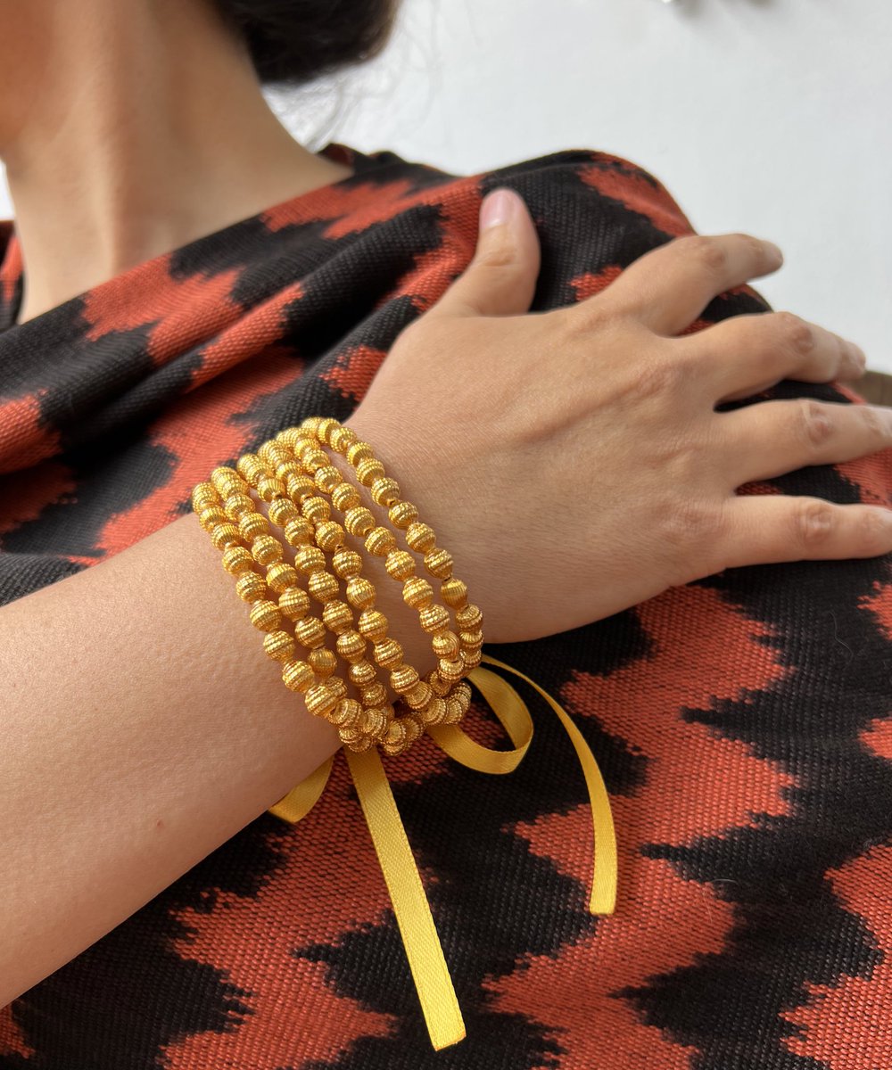 Vidrio soplado y oro. Nuestra nueva pulsera está elaborada a mano con las tradicionales wallkas. 

Un diseño en el que tradición y modernidad, van de la mano.