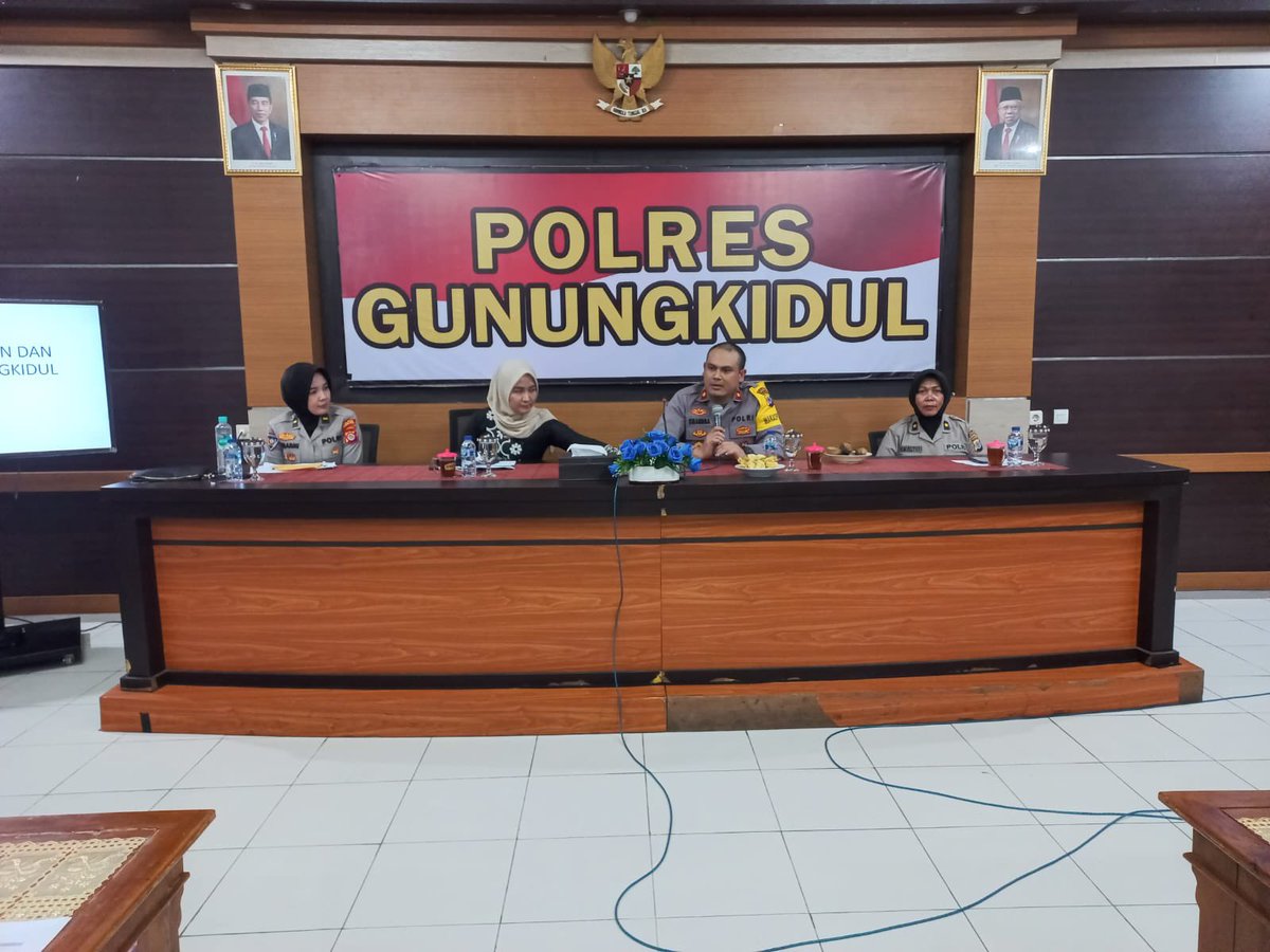 PolwanGK's tweet photo. Polwan dan ASN Wanita Polres Gunungkidul melaksanakan kegiatan pertemuan rutin serta arahan Kapolres Gunungidul dan Wakapolres Gunungkidul. https://t.co/b5bKo5ysxf