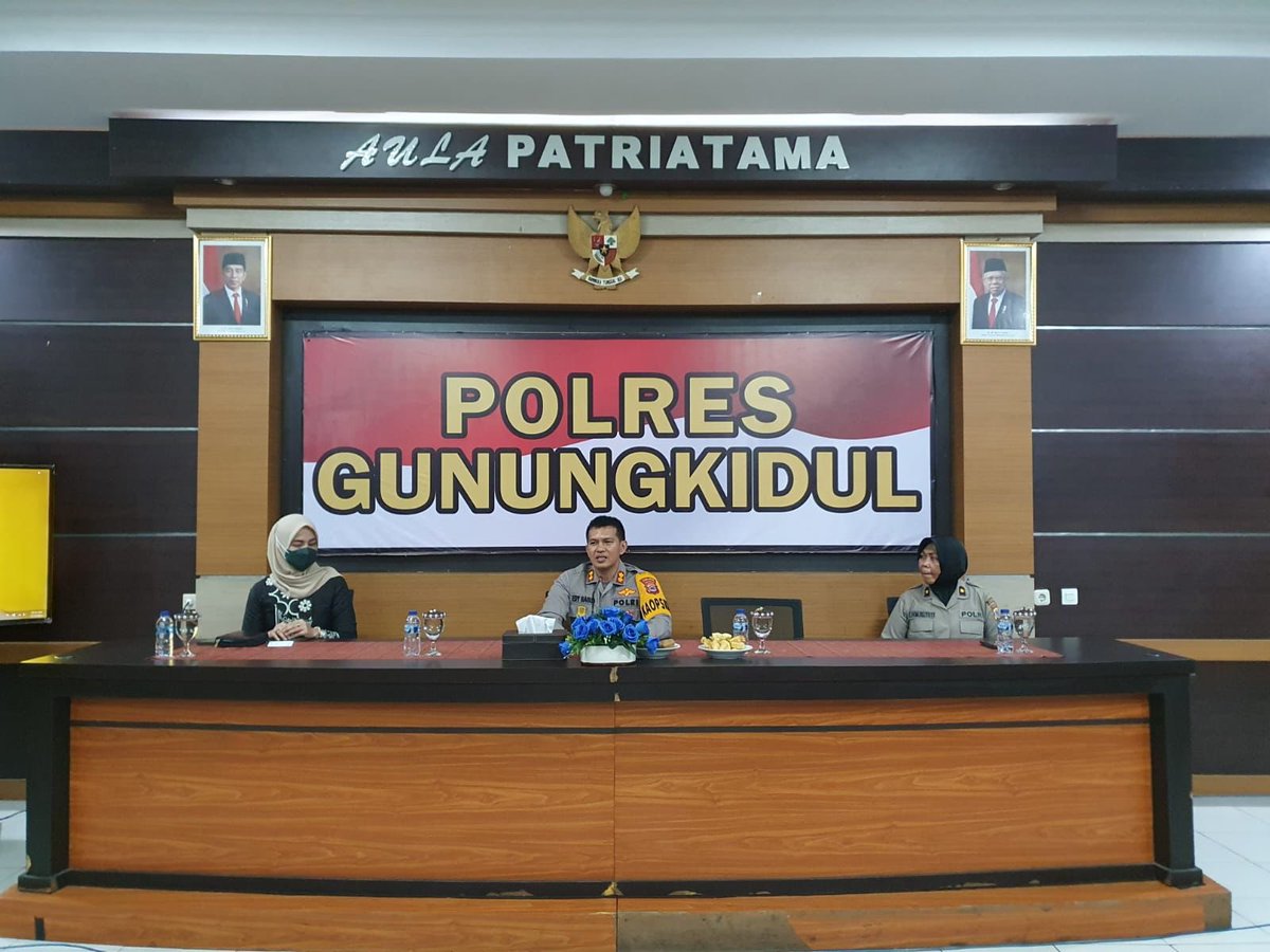 PolwanGK's tweet photo. Polwan dan ASN Wanita Polres Gunungkidul melaksanakan kegiatan pertemuan rutin serta arahan Kapolres Gunungidul dan Wakapolres Gunungkidul. https://t.co/b5bKo5ysxf