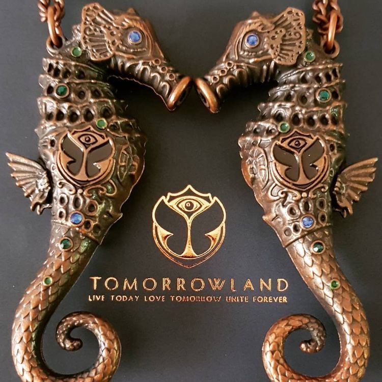 mitacentral's tweet photo. Pulseira de pearls &amp; colar oferecido pela Tomorrowland. Gostaram? Garanta os seus com um funcionário da MITA entertainment e faça parte dessa aventura pelos confins do oceano. https://t.co/1TsFlrzDCK