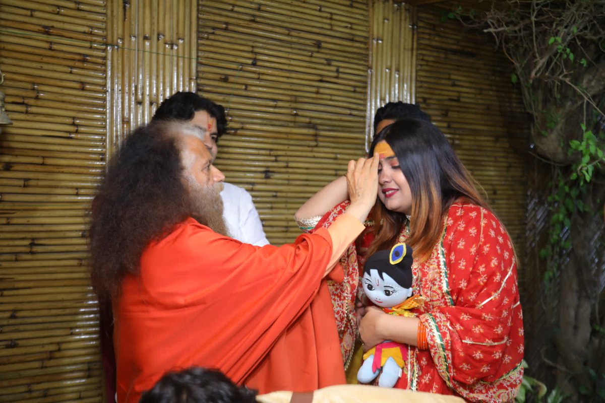 Priyamlkoffcl's tweet photo. @ParmarthNiketan is my spiritual home. On the occasion of the last day of the International Yoga Festival, I received the divine presence of PP @Sanjivthakurji filmmaker @pankajnarayan ji &amp; @Apoorva_ath ji. Had the privilege of dancing with @PujyaSwamiji on Krishna Sankirtan 🙏💗 https://t.co/Nsje1Os7Gd