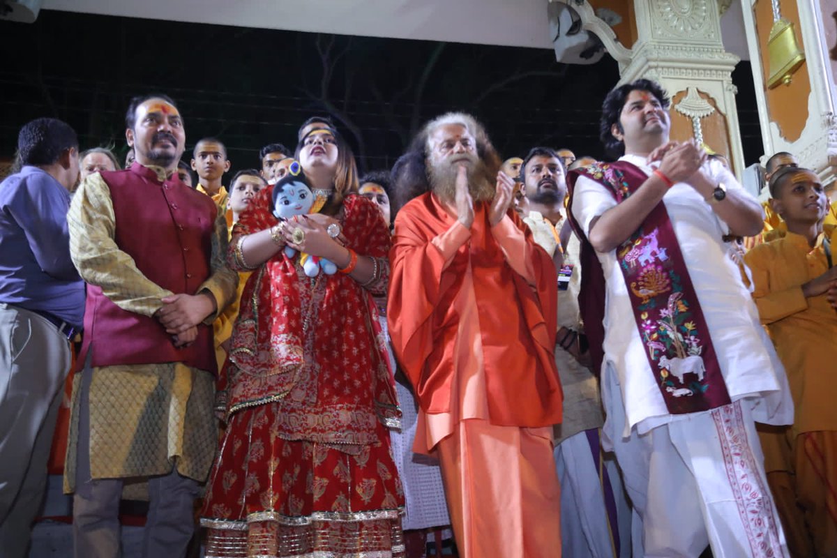Priyamlkoffcl's tweet photo. @ParmarthNiketan is my spiritual home. On the occasion of the last day of the International Yoga Festival, I received the divine presence of PP @Sanjivthakurji filmmaker @pankajnarayan ji &amp; @Apoorva_ath ji. Had the privilege of dancing with @PujyaSwamiji on Krishna Sankirtan 🙏💗 https://t.co/Nsje1Os7Gd
