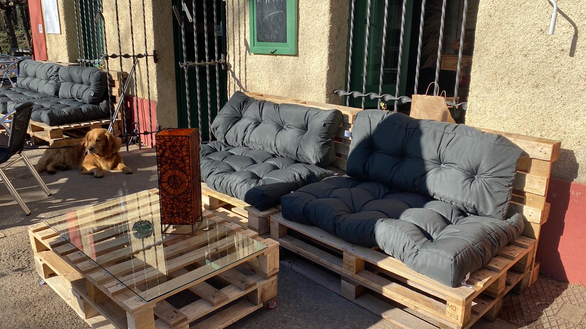 lespreses_cat's tweet photo. 🥪🧃Vine a estrenar la nova terrassa del baixador de Codella ⛱️
😋Mentre fas un mos a la cafeteria ☕️de Codella pots utilitzar els nous 🚲 carregadors de bicicletes elèctriques. També disposen d'un petit taller per a petites reparacions.
#Codella
#viesverdesgi https://t.co/LZKDa2OFGV