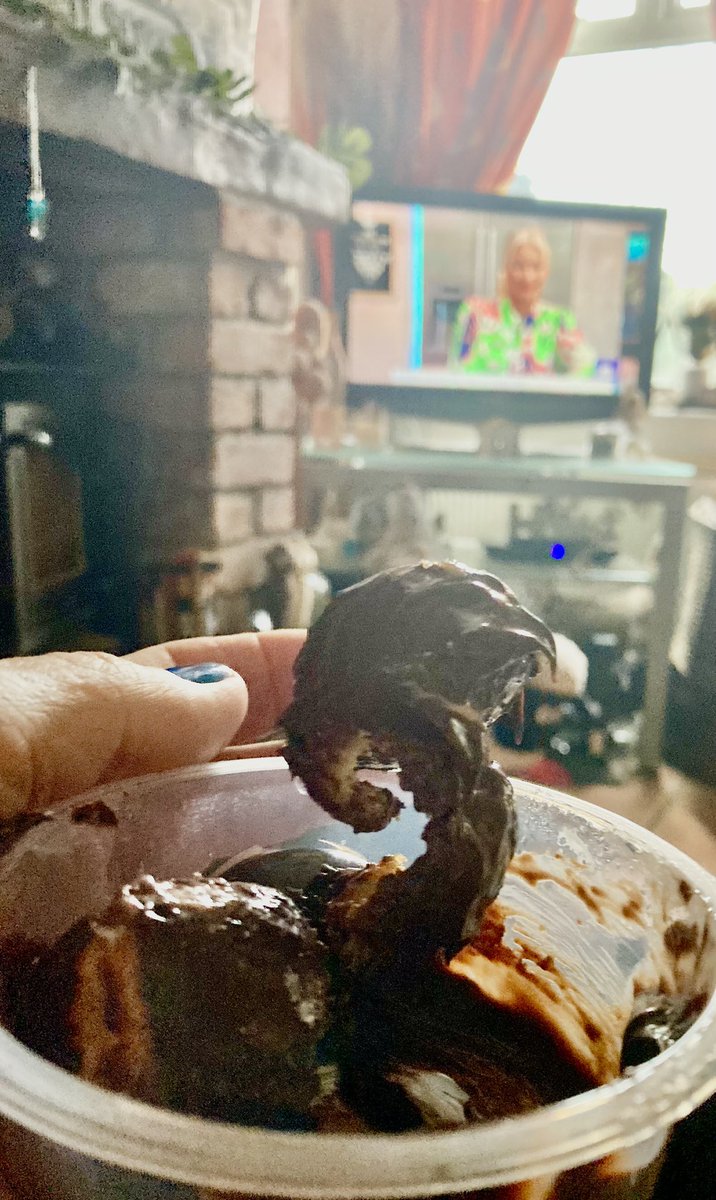 Just when I thought I’d treat myself to a ‘profiterole’ desert does <a href="/PackedLunchC4/">Steph's Packed Lunch</a> start talking about the #bigpooreview ! Hmm bad timing 🤣