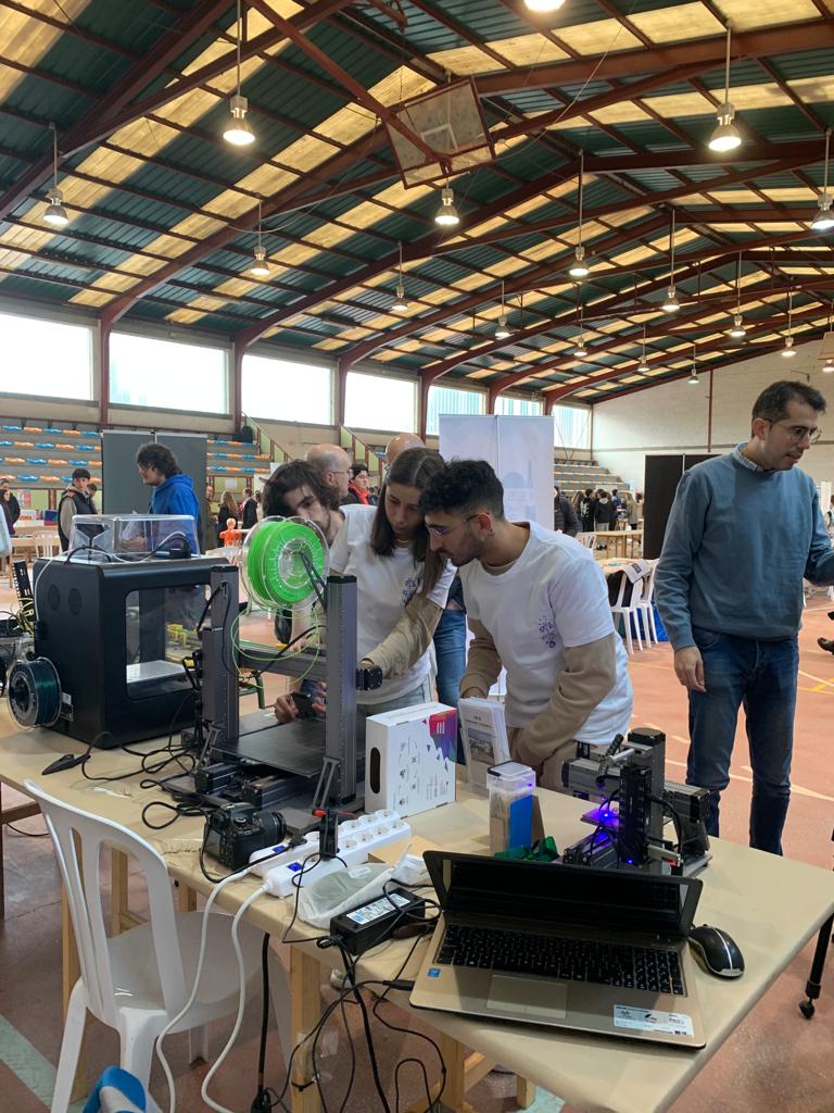 IESUrbanoLugris's tweet photo. Ata as 18.30h estamos presentando a nosa oferta educativa de #FP na II Feira de Orientación do @ConcelloOleiros. Achégate ao pavillón Arsenio Iglesias para coñecer os nosos ciclos #FPGalicia #FPUrbanoLugrís https://t.co/YxktR102VP