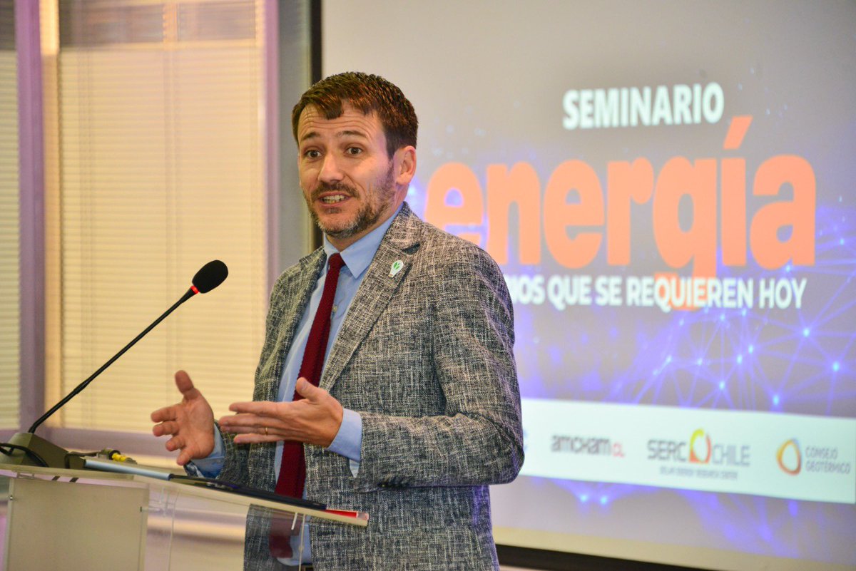 #seminarioenergia <a href="/DiegoPardow/">Diego Pardow</a> destacó dos desafíos: incorporar y acomodar en la red de transmisión y distribución las nuevas tecnologías; y promover los atributos de las renovables como sostenibilidad, inercia y secuencia, junto con hacer obligatorio el sistema de trazabilidad.