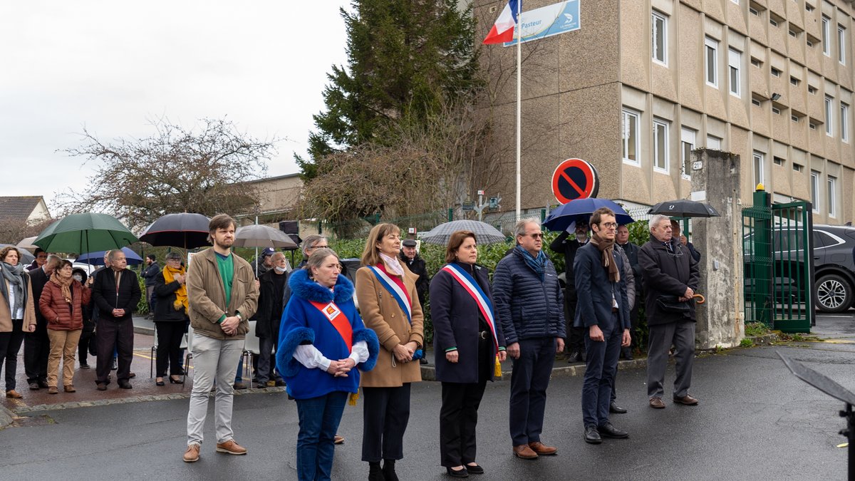 Majdep50's tweet photo. A l’occasion de la Saint-Patrick , jour de fête nationale en Irlande ☘️, s'est déroulée en présence de Jean-Marie Lebehot la cérémonie commémorative en souvenir des Irlandais de l’hôpital provisoire de @villedesaintlo, offert à la ville en ruine. https://t.co/ow9lAT2Ovo