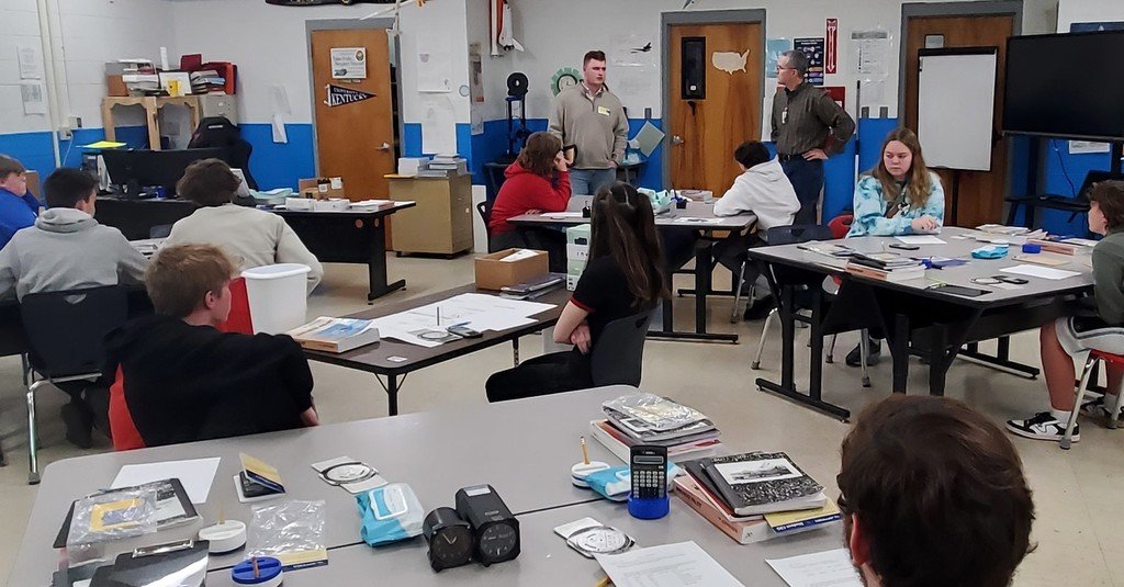 BullittATC's tweet photo. We were glad that 2020 Alum, Luke Roby stopped in today to encourage and motivate our current Aviation students. Luke is currently in the aviation program at EKU. #EKU #Bullitt_ATC https://t.co/hA1CPNCsqz