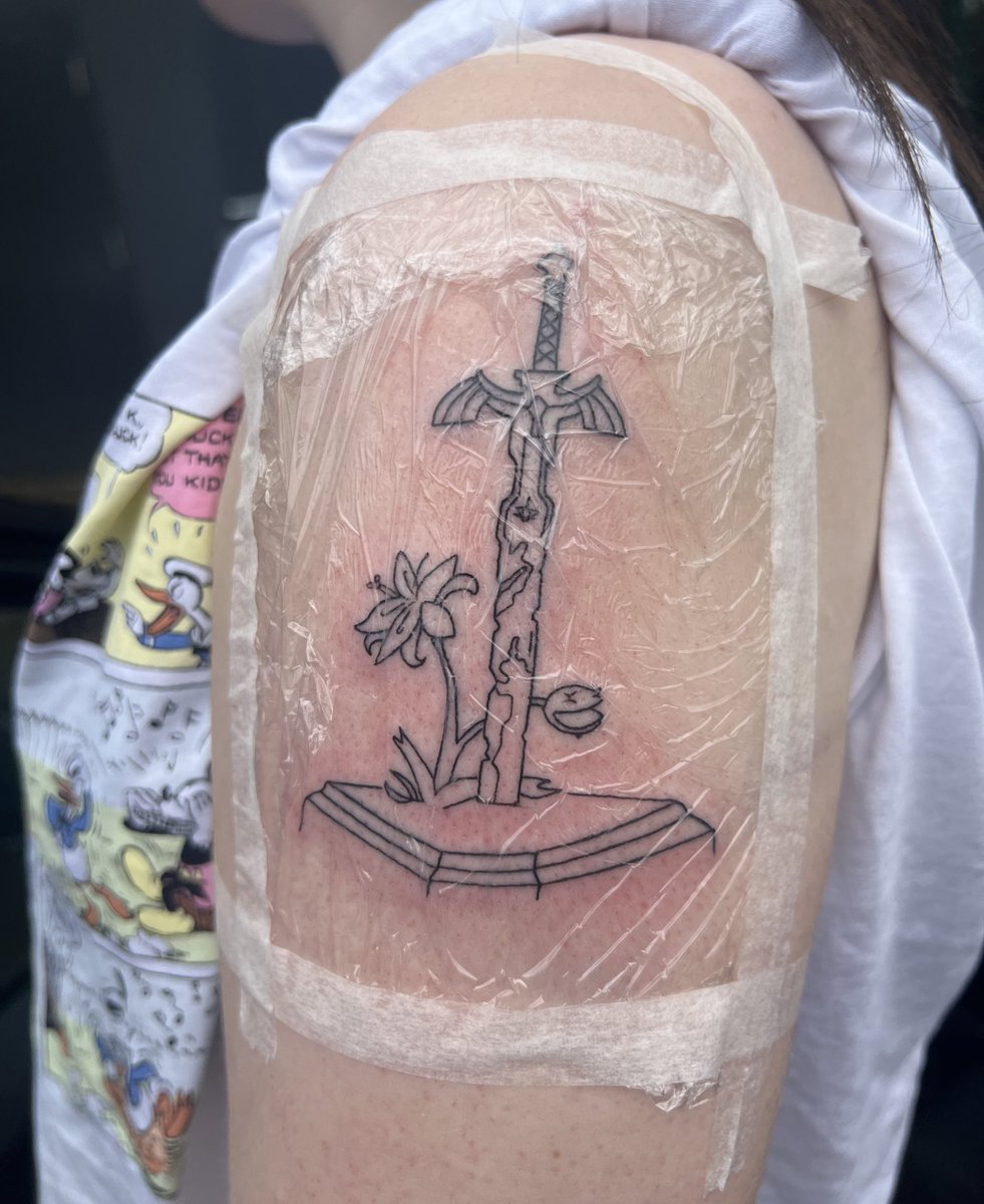 linkshashira's tweet photo. link’s master sword ‘the sword that seals the darkness’ from the legend of zelda tattoo <3 🫶🏻 

;
#ZeldaBreathoftheWild #ZeldaTearsOfTheKingdom #LegendofZelda #zelda https://t.co/g3XcXUEbBq