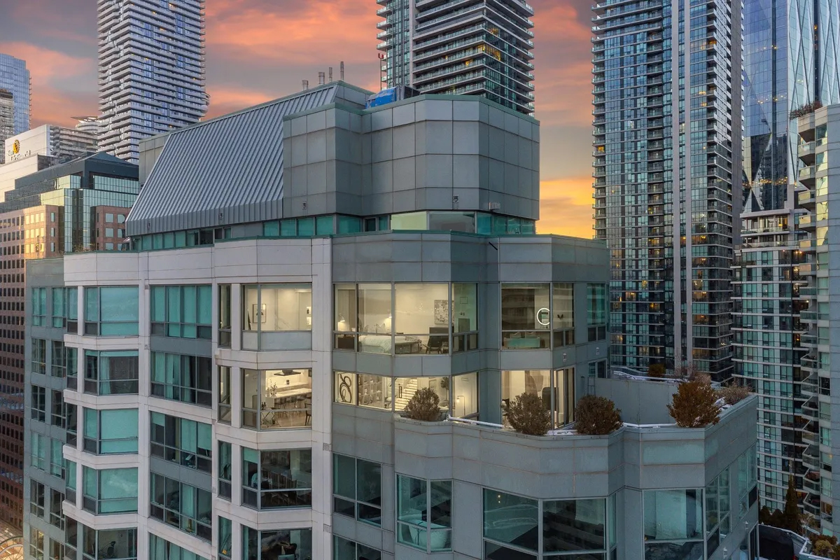 sothebysrealty: Extraordinary Property of the Day: An elegant penthouse in Ontario, Canada, represented by Petar Drecun of Sotheby's International Realty Canada. s.sir.com/3mHqPx7

#sothebysrealty #epotd #ontario #luxuryrealestate #luxuryhomes