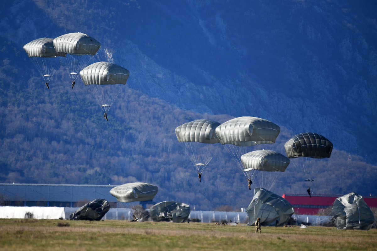 173rdAbnBde's tweet photo. #FeatureFriday ๐ช
Great weatherโ๏ธ
Great views ๐๏ธ
Great #People ๐ค
#SkySoldiers with 173rd Brigade Support Battalion had a great jump yesterday with our #Allies from the @Esercito ๐ฎ๐น Folgore Brigade.
๐ธ by Paolo Bovo
#StrongerTogether #BeAllYouCanBe #BeASkySoldier #WeAreNATO https://t.co/WLBlFQj1UX