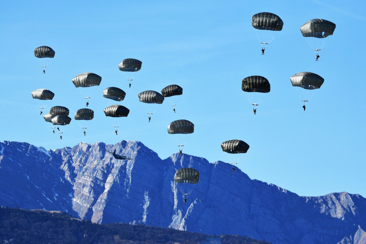 173rdAbnBde's tweet photo. #FeatureFriday ๐ช
Great weatherโ๏ธ
Great views ๐๏ธ
Great #People ๐ค
#SkySoldiers with 173rd Brigade Support Battalion had a great jump yesterday with our #Allies from the @Esercito ๐ฎ๐น Folgore Brigade.
๐ธ by Paolo Bovo
#StrongerTogether #BeAllYouCanBe #BeASkySoldier #WeAreNATO https://t.co/WLBlFQj1UX