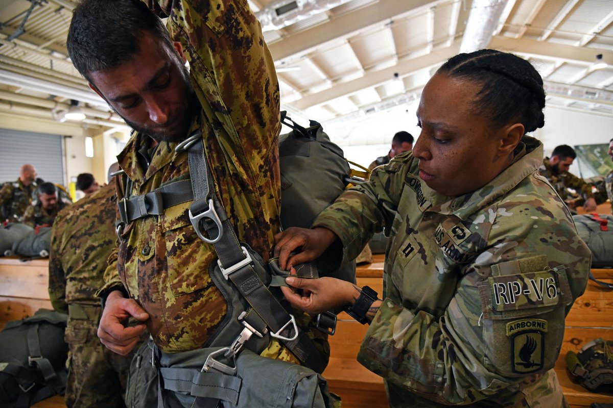 173rdAbnBde's tweet photo. #FeatureFriday ๐ช
Great weatherโ๏ธ
Great views ๐๏ธ
Great #People ๐ค
#SkySoldiers with 173rd Brigade Support Battalion had a great jump yesterday with our #Allies from the @Esercito ๐ฎ๐น Folgore Brigade.
๐ธ by Paolo Bovo
#StrongerTogether #BeAllYouCanBe #BeASkySoldier #WeAreNATO https://t.co/WLBlFQj1UX